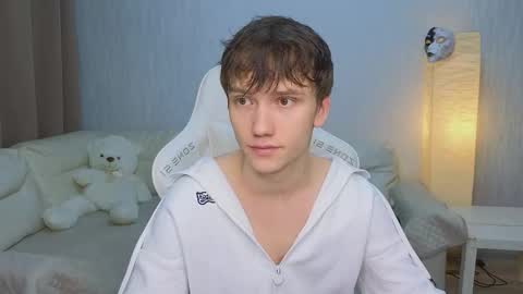 Snapshot of pupsenish chatting on November 11, 2:00 am Jesse online show from November 11, 2:00 am