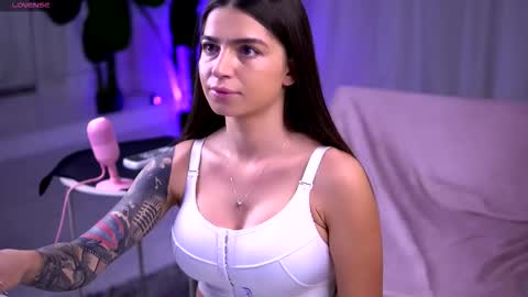 Snapshot of pureellie chatting on October 24, 3:14 am Emily online show from October 24, 3:14 am