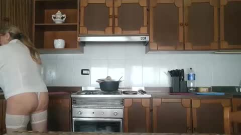 Snapshot of pussy_boom4u chatting on October 20, 10:27 am Mary online show from October 20, 10:27 am