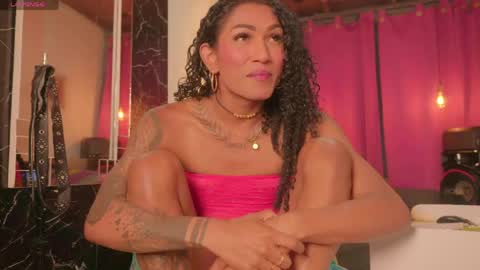 Snapshot of queen_kamil chatting on May 20, 7:03 am queen_kamil online show from May 20, 7:03 am