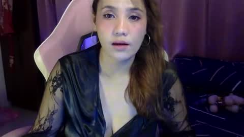 Snapshot of queen_kur chatting on December 2, 7:05 pm QueenHennessy online show from December 2, 7:05 pm