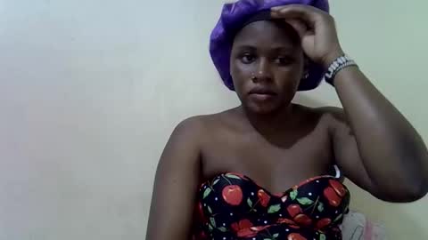 Snapshot of queen_leilla chatting on May 5, 3:53 pm queen_leilla online show from May 5, 3:53 pm