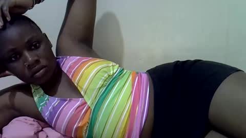 Snapshot of queen_leilla chatting on May 20, 5:46 am queen_leilla online show from May 20, 5:46 am