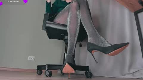 Snapshot of queen_nylon chatting on October 23, 5:12 pm Carly online show from October 23, 5:12 pm