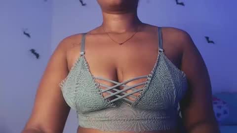 Snapshot of queenalya_ chatting on November 8, 2:45 am Ahlya online show from November 8, 2:45 am