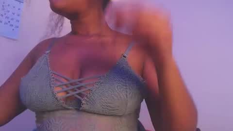 Snapshot of queenalya_ chatting on November 24, 2:44 am Ahlya online show from November 24, 2:44 am