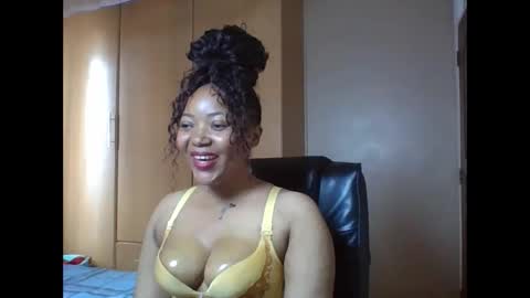 Snapshot of queenbebony2 chatting on April 28, 7:24 am Queenbebony2 online show from April 28, 7:24 am