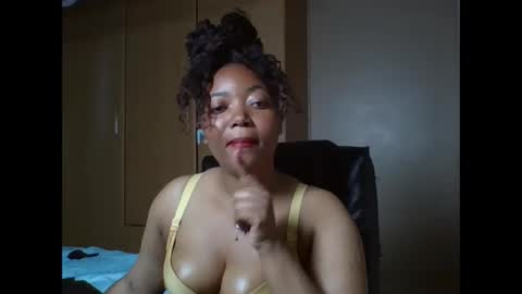 Snapshot of queenbebony2 chatting on May 12, 4:20 am Queenbebony2 online show from May 12, 4:20 am
