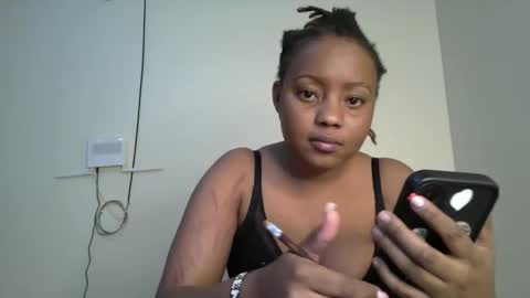 Snapshot of queenbeiby05 chatting on October 22, 6:07 pm queen online show from October 22, 6:07 pm