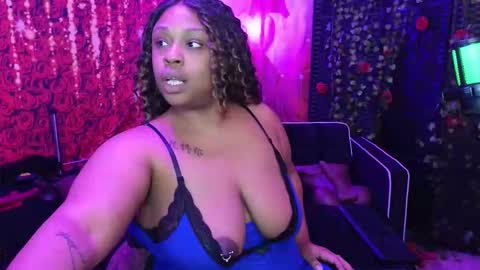Snapshot of queencroze chatting on March 18, 11:41 pm Queen Cherise Roze online show from March 18, 11:41 pm