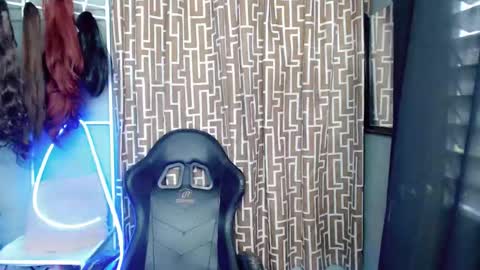 just call me QUEEN and ill be there online show from November 6, 8:04 am