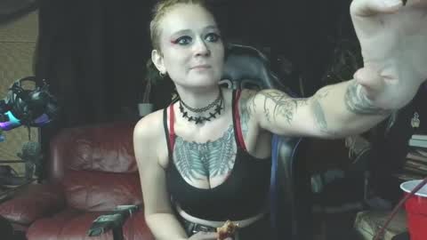 Snapshot of queenfrostbitten chatting on September 15, 11:05 pm Queen Frostbitten online show from September 15, 11:05 pm
