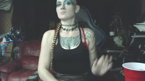 Snapshot of queenfrostbitten chatting on September 17, 11:12 am Queen Frostbitten online show from September 17, 11:12 am
