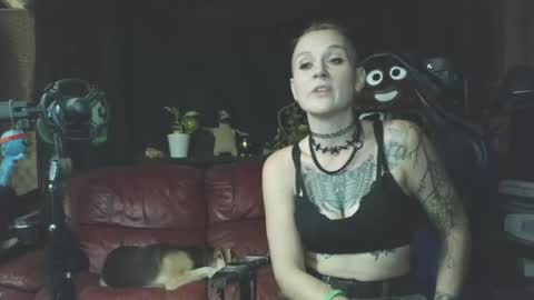 Snapshot of queenfrostbitten chatting on September 26, 3:32 am Queen Frostbitten online show from September 26, 3:32 am