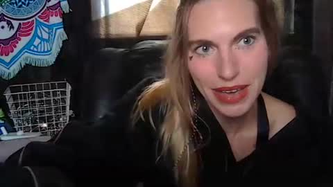 Queen Hazy online show from November 4, 5:45 pm