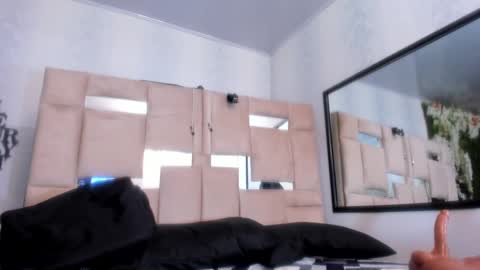 Snapshot of queenjenn__ chatting on February 18, 7:09 pm QUEENJEENN online show from February 18, 7:09 pm