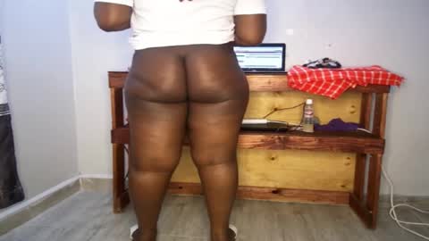 Snapshot of queenkiah chatting on November 6, 8:04 am Nina online show from November 6, 8:04 am