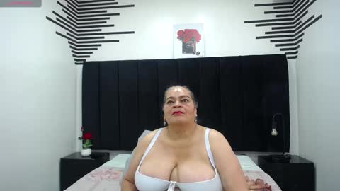 Snapshot of queenmature chatting on September 24, 8:45 pm VickyBoobss online show from September 24, 8:45 pm
