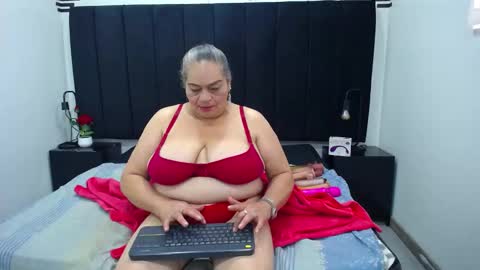 Snapshot of queenmature chatting on October 4, 1:31 pm VickyBoobss online show from October 4, 1:31 pm