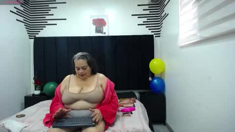 Snapshot of queenmature chatting on October 11, 1:09 pm VickyBoobss online show from October 11, 1:09 pm