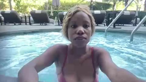 Queenquinn online show from November 27, 5:15 pm