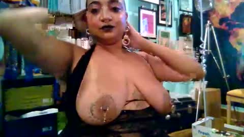 Snapshot of queensquirtntwerk chatting on February 3, 12:20 am Queen Hilarity online show from February 3, 12:20 am