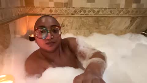 Snapshot of queensquirtntwerk chatting on February 17, 4:42 am Queen Hilarity online show from February 17, 4:42 am