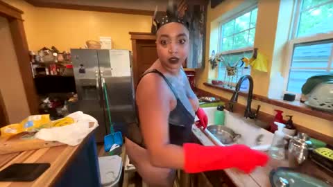 Snapshot of queensquirtntwerk chatting on April 27, 11:58 pm Queen Hilarity online show from April 27, 11:58 pm