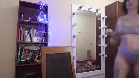 quiet_smile online show from March 24, 6:13 pm