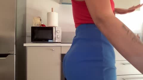 Snapshot of quinnyelena chatting on November 19, 11:32 am Quinnyelena online show from November 19, 11:32 am