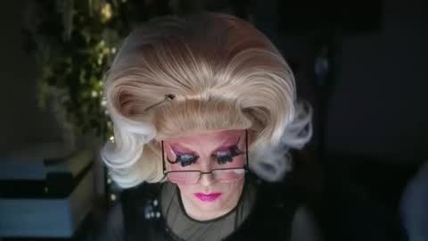 Snapshot of qweenviva chatting on December 5, 6:00 am ViVaLuvLicious online show from December 5, 6:00 am