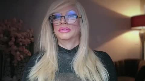 Snapshot of qweenviva chatting on February 13, 1:45 am ViVaLuvLicious online show from February 13, 1:45 am