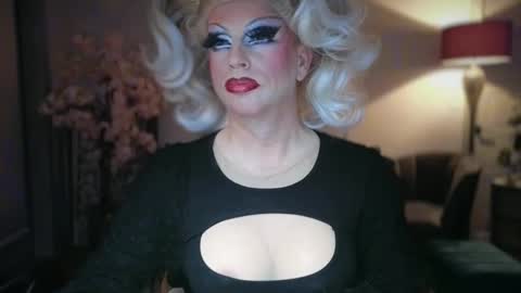 Snapshot of qweenviva chatting on March 22, 2:04 am ViVaLuvLicious online show from March 22, 2:04 am