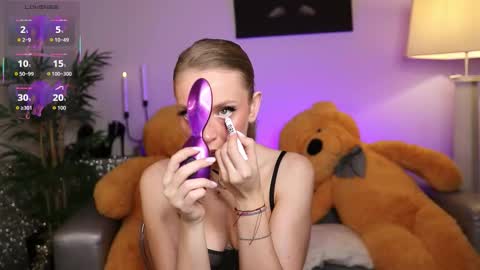 Nova Hollis online show from December 3, 3:25 am