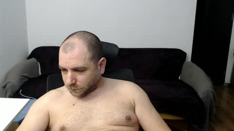 Snapshot of r0bila chatting on April 7, 9:59 pm R0bila online show from April 7, 9:59 pm