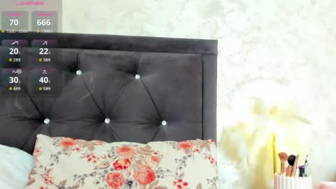 raelledarkstar online show from April 23, 7:09 am