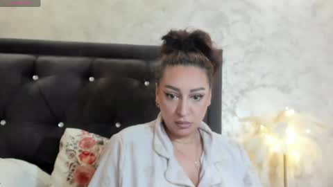 raelledarkstar online show from April 24, 8:50 am
