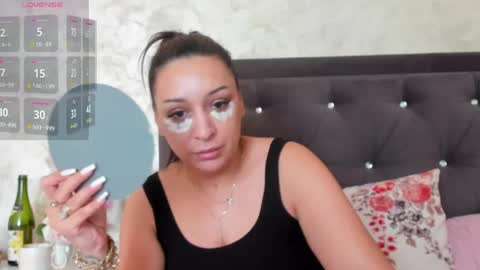Snapshot of raelledarkstar chatting on May 26, 7:15 am raelledarkstar online show from May 26, 7:15 am