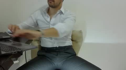 Snapshot of rafaelssk chatting on February 19, 9:27 am elenacam online show from February 19, 9:27 am