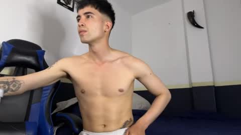 Snapshot of rakhubs chatting on March 1, 10:23 pm Enzo online show from March 1, 10:23 pm