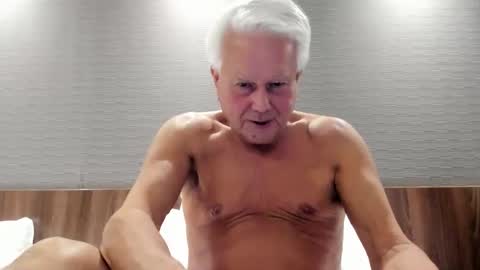 Snapshot of randythompson48 chatting on March 6, 8:05 pm Silver Stallion TwitterRandyth53496071  and  ladyenglishxxx online show from March 6, 8:05 pm