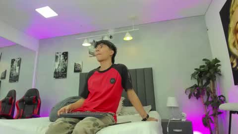 Snapshot of raphael_nyon chatting on March 3, 3:23 am Raphael Nyon online show from March 3, 3:23 am