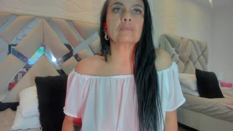 Raquel Moore  online show from January 23, 10:01 am