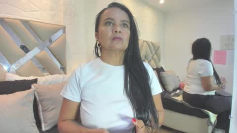 Raquel Moore  online show from January 15, 4:55 pm