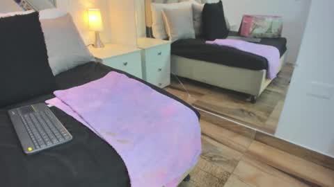 Raquel Moore  online show from February 1, 9:57 pm