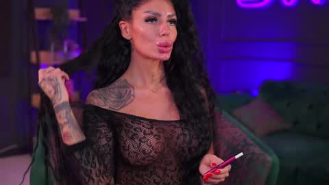 Snapshot of raquellevon chatting on January 4, 12:59 am Raquelle online show from January 4, 12:59 am