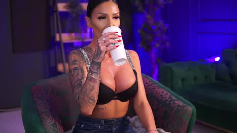 Snapshot of raquellevon chatting on January 23, 9:50 pm Raquelle online show from January 23, 9:50 pm