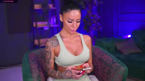 Snapshot of raquellevon chatting on January 27, 5:48 pm Raquelle online show from January 27, 5:48 pm