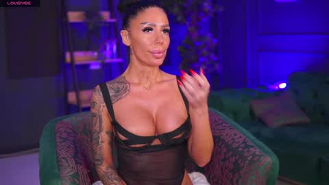 Snapshot of raquellevon chatting on January 27, 8:49 pm Raquelle online show from January 27, 8:49 pm