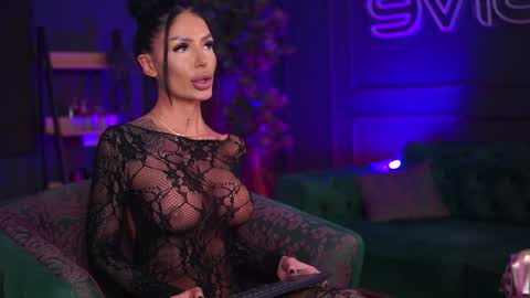 Snapshot of raquellevon chatting on February 5, 10:55 pm Raquelle online show from February 5, 10:55 pm